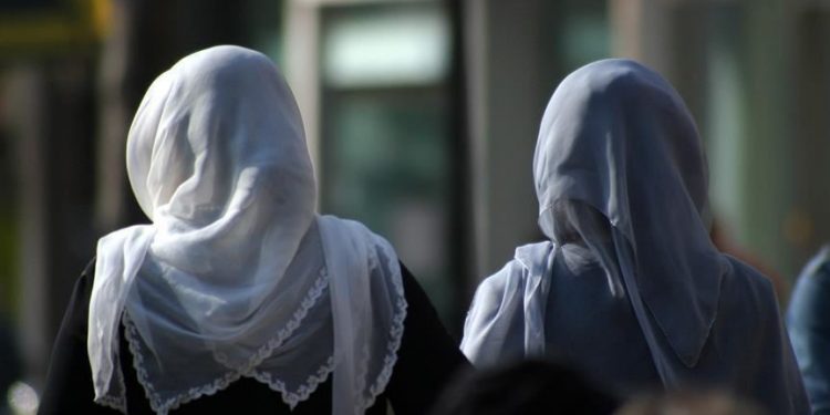 Perancis Sahkan RUU Larang Orangtua Murid Berjilbab Saat ke Sekolah