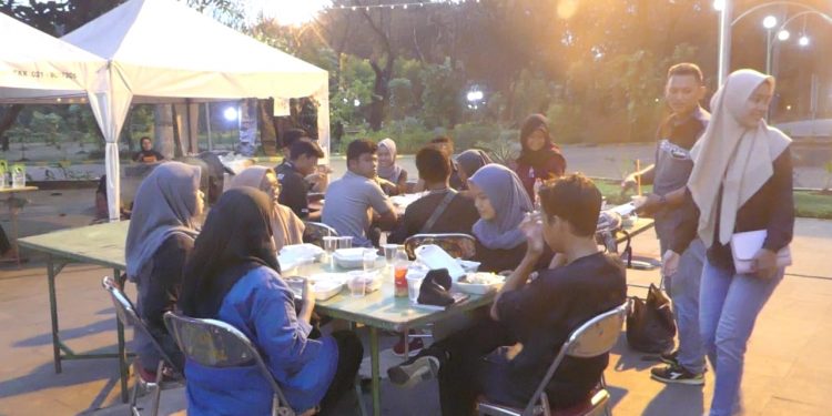 Berbuka Puasa di Taman Hutan Kota Bekasi