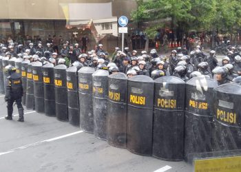 Massa Bentrok dengan Aparat Dini Hari di Jakarta