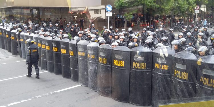 Massa Bentrok dengan Aparat Dini Hari di Jakarta