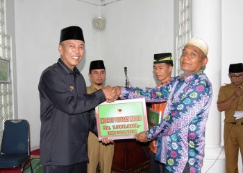 Di Tanah Datar, Guru LPA Dan Petugas Masjid Terima Insentif