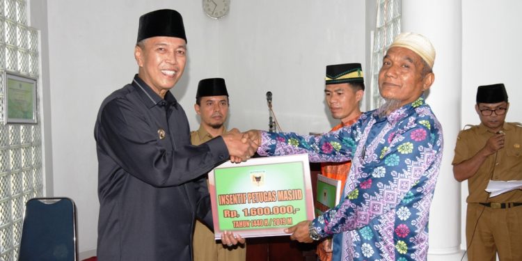Di Tanah Datar, Guru LPA Dan Petugas Masjid Terima Insentif