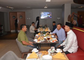 Buka Puasa Di Batusangkar, Brigjen Kunto Arif Wibowo Nikmati Kuliner Khas Minangkabau