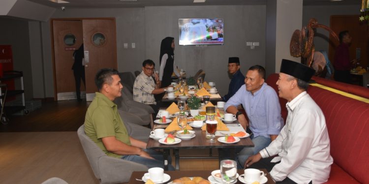 Buka Puasa Di Batusangkar, Brigjen Kunto Arif Wibowo Nikmati Kuliner Khas Minangkabau