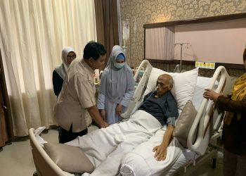Prabowo Jenguk Jenderal George Toisutta di RSPAD