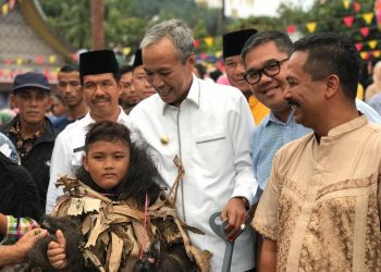 Sempat Teteskan Air Mata, Cimuntu Kecil Pengen Foto Sama Bupati