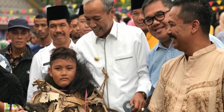 Sempat Teteskan Air Mata, Cimuntu Kecil Pengen Foto Sama Bupati