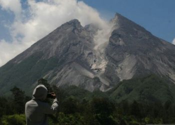 Gunung Merapi Meluncurkan Awan panas guguran sejauh 1.100 meter