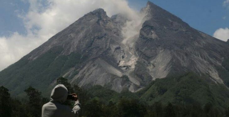 Gunung Merapi Meluncurkan Awan panas guguran sejauh 1.100 meter