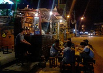RUSTBAR : TEMPAT NONGKRONG OUTDOR ANAK MUDA