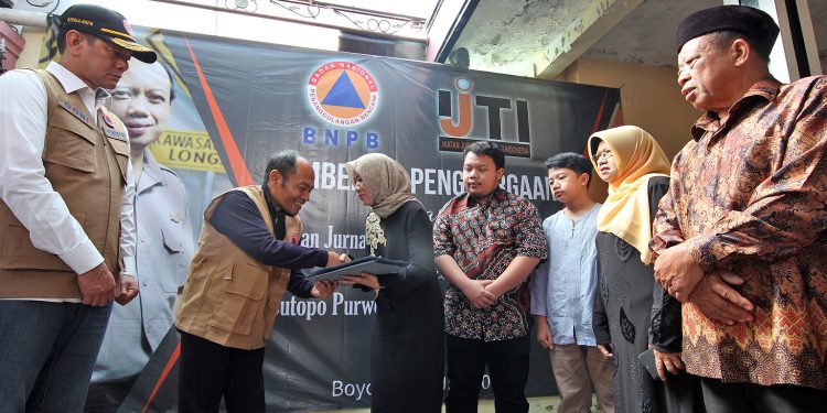 Kepala BNPB Serahkan Penghargaan Kepada Almarhum Sutopo