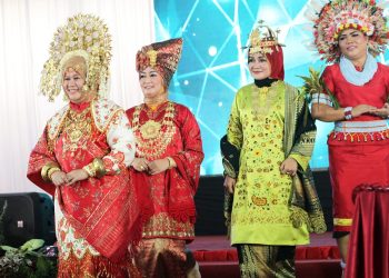 Parade Baju Adat Daerah, Ketua TPPKK Tanah Datar Perkenalkan Baju Kurung Basiba Jaik Kapalo Samek