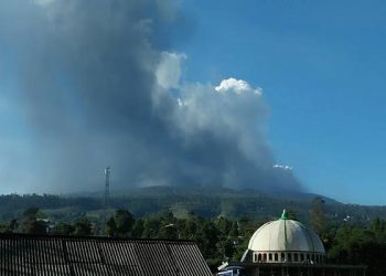 Gunung Tangkuban Parahu Erupsi, Kolom Abu Capai 200 Meter