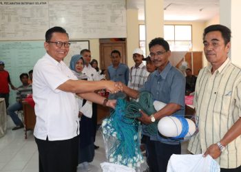 Tertibkan Alat Tangkap Ikan Di Danau Singkarak, Pemkab Tanah Datar Serahkan Bantuan Jaring Gillnet Pada Nelayan