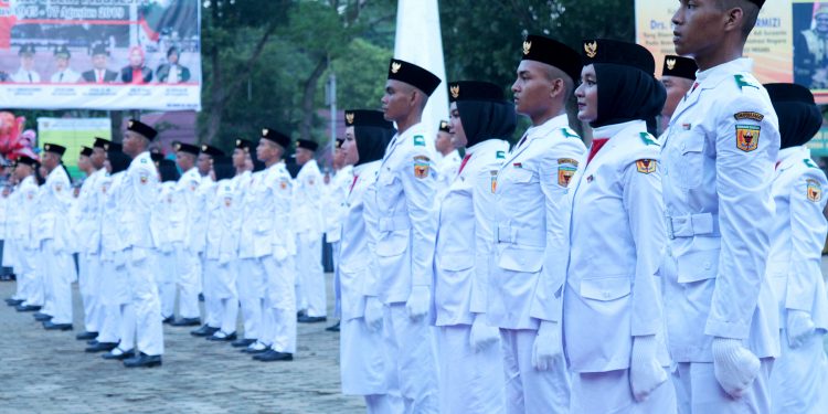Khidmat Penurunan Bendera Merah Putih, Paskibra Tanah Datar Tampil Maksimal