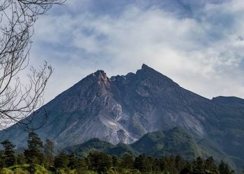 Gunung Merapi Keluarkan Guguran Lava Pijar Dua Kali