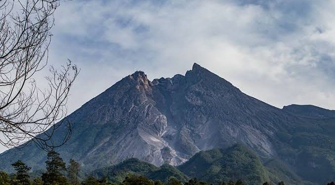 Gunung Merapi Keluarkan Guguran Lava Pijar Dua Kali
