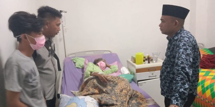 Ketua DPRD Kota Bengkulu Berikan Santunan Kepada Nenek Penderita  TBC
