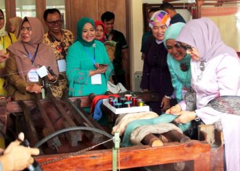 Mufidah JK, “Mandiri Dari Menenun”