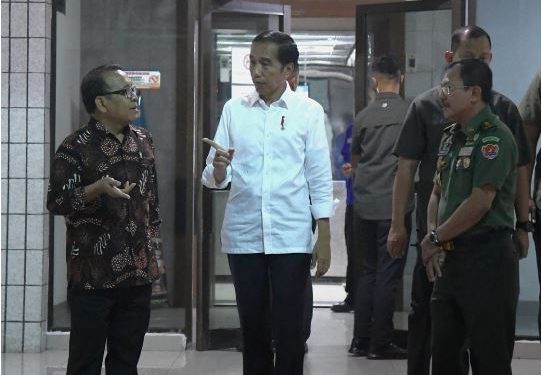Presiden Jokowi Jenguk BJ. Habibie di RSPAD Gatot Soebroto