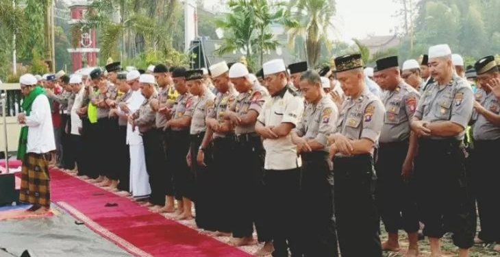 Kabut Asap Makin Tebal, Warga Sampit Shalat Istisqa