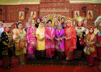 Kriyanusa 2019, Ketua Dekranasda Tanah Datar Kombinasikan Tiga Pakaian Khas Daerah Pada Saat Tampil Parade