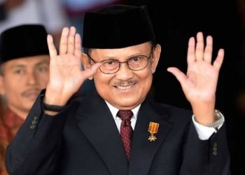 Jam Dinding, Seprai dan Kacang Rebus dari Eyang Habibie