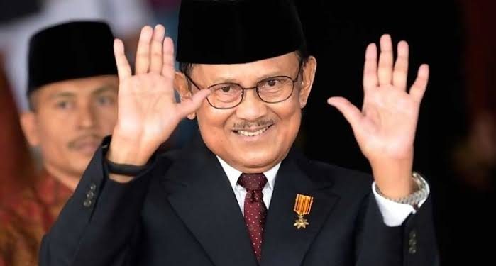 Jam Dinding, Seprai dan Kacang Rebus dari Eyang Habibie