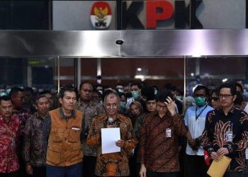 Perlawanan Pimpinan KPK: Cicak Vs Komodo!