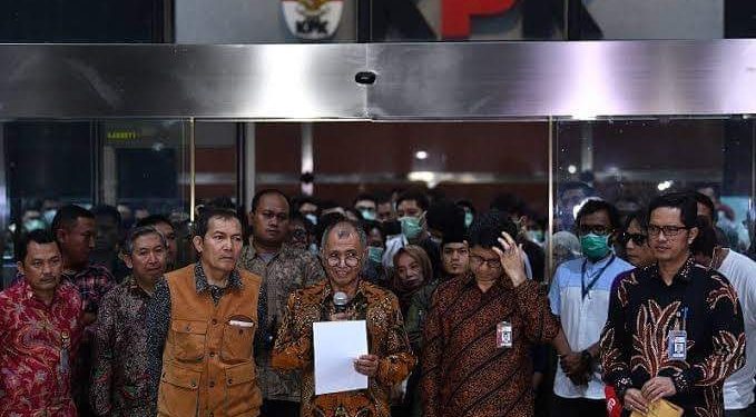 Perlawanan Pimpinan KPK: Cicak Vs Komodo!