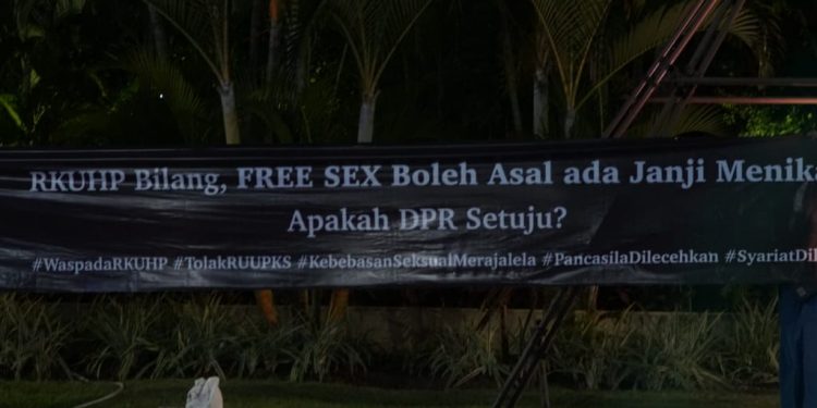 ACN Pasang Spanduk Tolak Pasal Bermasalah RKUHP