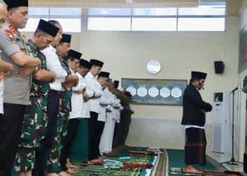 Tinjau Karhutla di Riau, Jokowi Sempatkan Shalat Istisqa