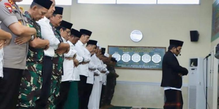 Tinjau Karhutla di Riau, Jokowi Sempatkan Shalat Istisqa