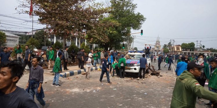 Demo Ricuh, Ribuan Mahasiswa Tuntut Pemerintah Batalkan RUU, KUHP dan UU Tindak Pidana Korupsi yang Tidak Sejalan Dengan Nilai Demokrasi