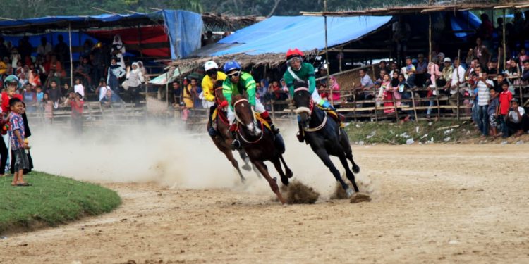 Pacu Kuda Wirabraja Open Race Dan Tradisional Tutup, Wabup Zuldafri Darma Apresiasi