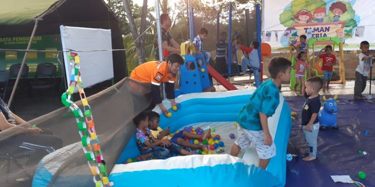 WMI Berikan Trauma Healing Untuk Anak Pengungsi Wamena ‌