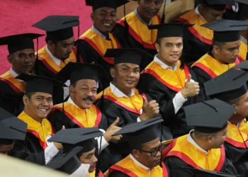 Usai Diwisuda, Wabup Zuldafri Darma Ajak Wali Nagari Kuliah