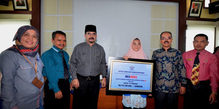 Tingkatkan Kualitas Mahasiswa, Rektor IAIN Batusangkar Salurkan Beasiswa Bidikmisi
