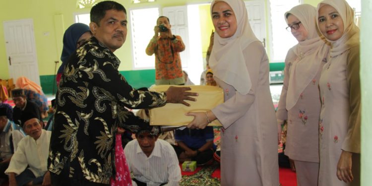 Jelang Hari Ibu, GOW Tanah Datar Santuni Panti Jompo Dan Panti Asuhan