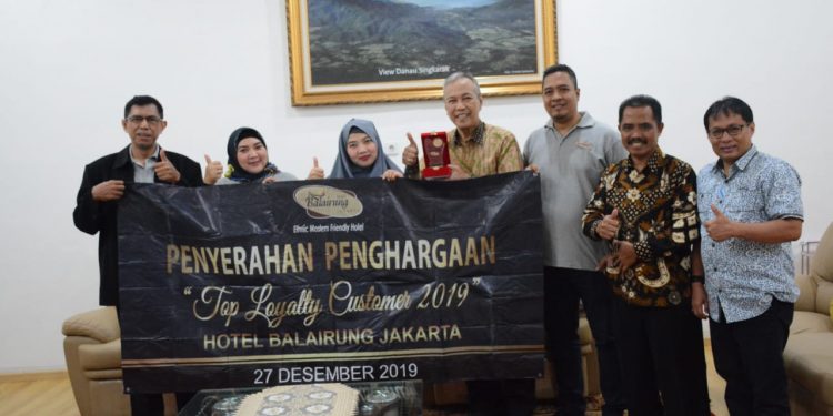 Kesetiaan Bupati Irdinansyah Tarmizi Dapat Penghargaan Top Loyalti Customer Dari Hotel Balairung Jakarta