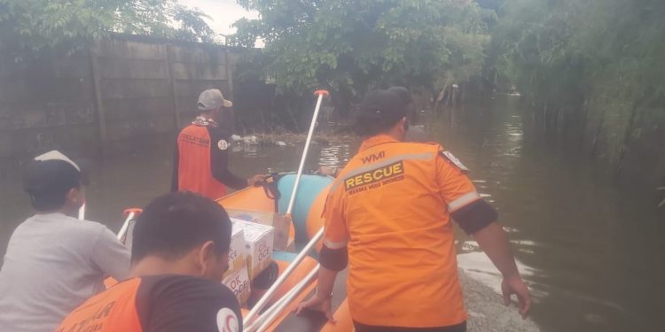 WMI Tembus Lokasi Banjir Belum Terjamah Bantuan di Tangerang