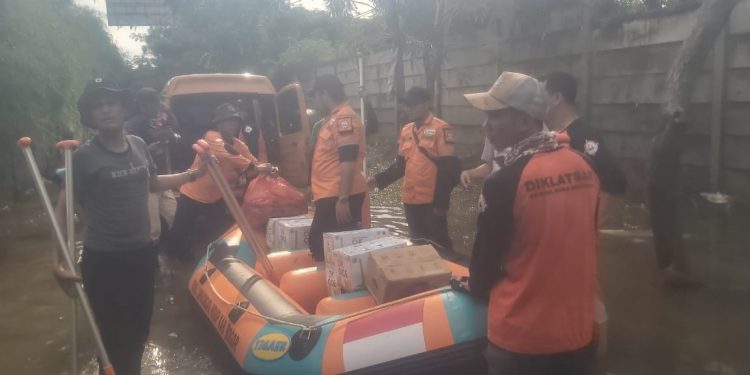 WMI Tembus Lokasi Banjir Belum Terjamah Bantuan di Tangerang