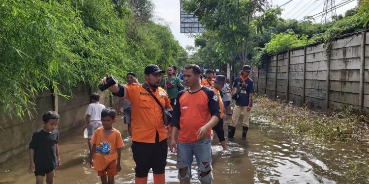 WMI Tembus Lokasi Banjir Belum Terjamah Bantuan di Tangerang