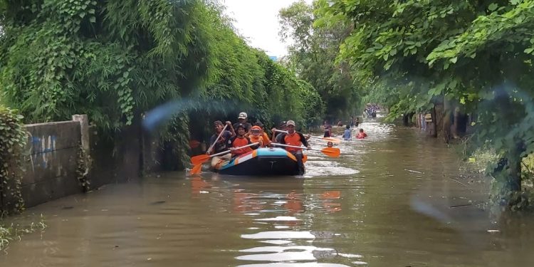 WMI Tembus Lokasi Banjir Belum Terjamah Bantuan di Tangerang