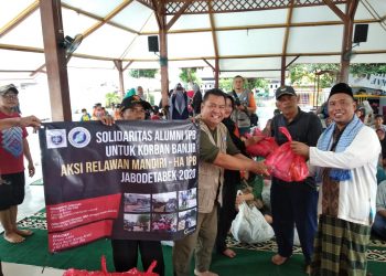 Alumni IPB Bagikan 1.900 Paket Bantuan untuk Korban Banjir