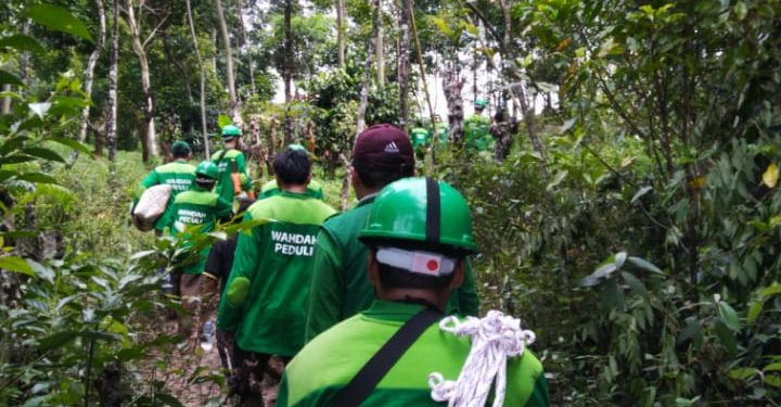 Pikul Logistik Tembus Hutan, Relawan Wahdah Evakuasi Desa Terisolir di Banten