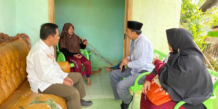 Anggota DPRD Kota Bengkulu Komisi III Kunjungi Anak Janda Lumpuh Putus Sekolah