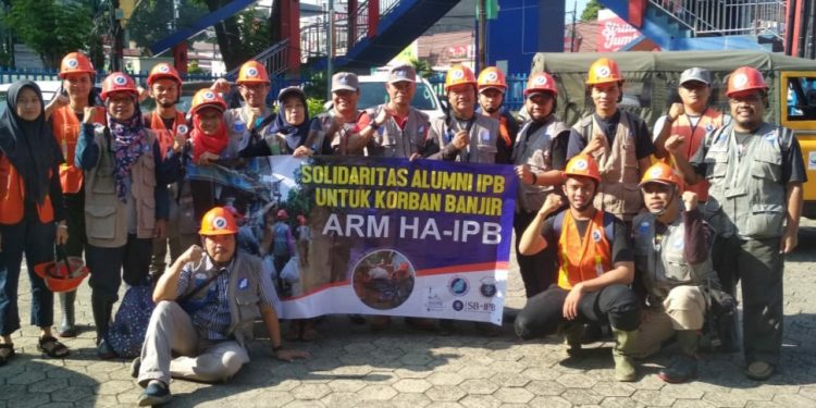 Alumni IPB Berikan Bantuan untuk Korban Banjir Bogor