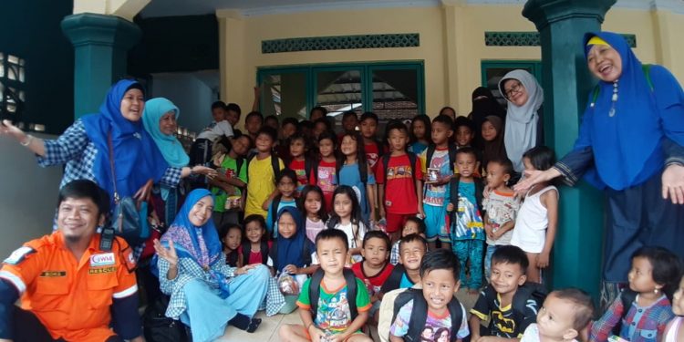 MT Al-Islah dan WMI Tebar School Kit Bagi Pelajar Terdampak Banjir