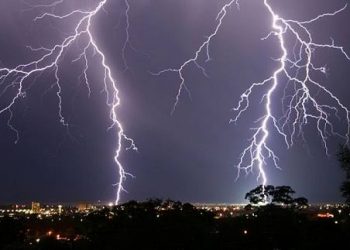 Mitos Atau Fakta! Main HP Saat Hujan Bisa Kesambar Petir
